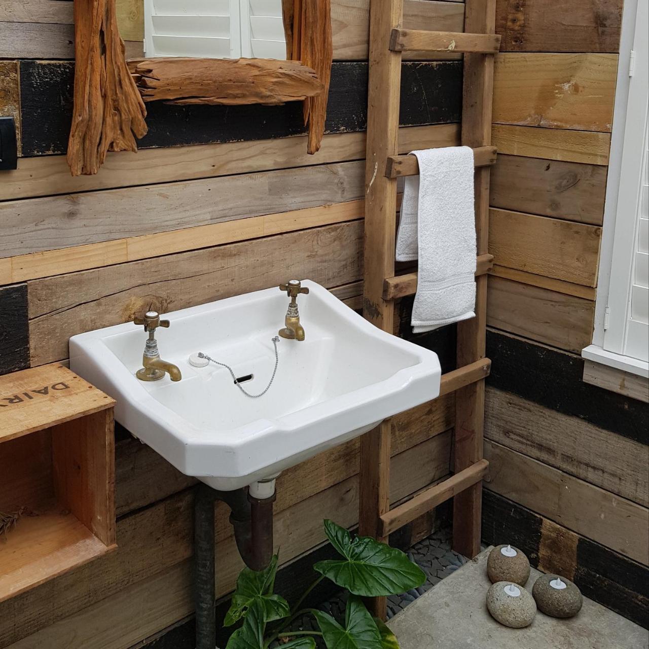 The Log Cabin & Packing Shed Villa Waihi Buitenkant foto